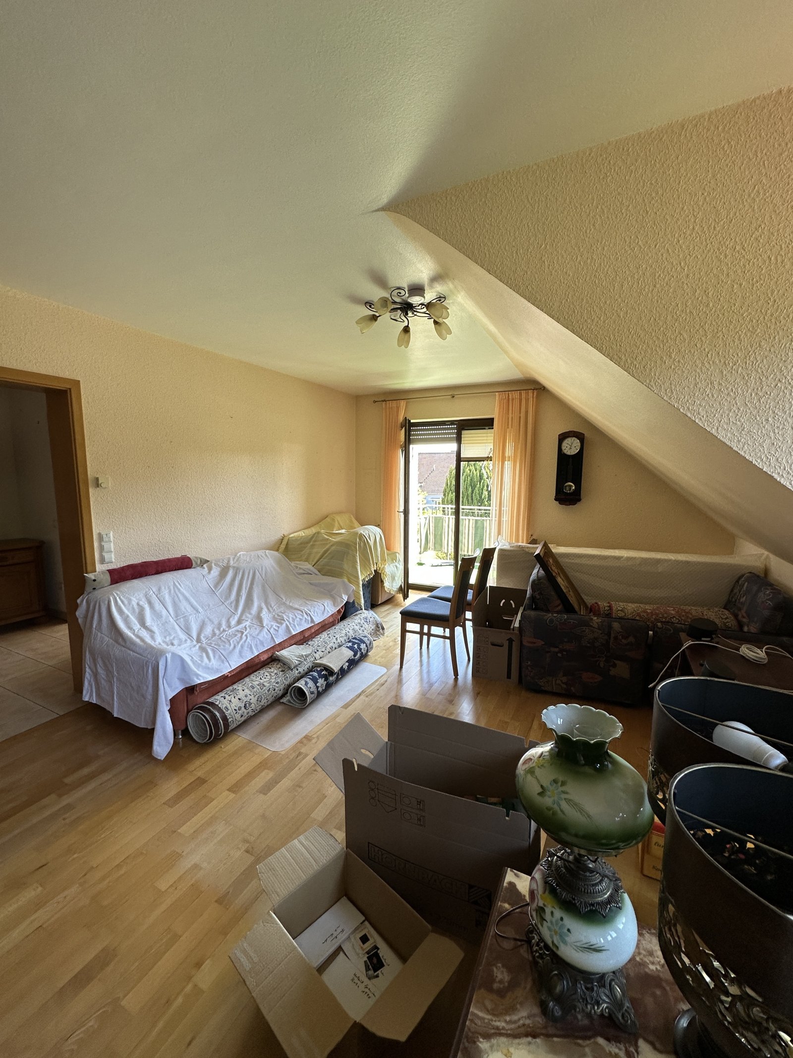 Wohnzimmer mit Balkon