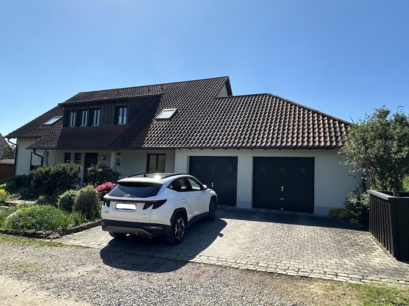 Wohnhaus mit Garagen