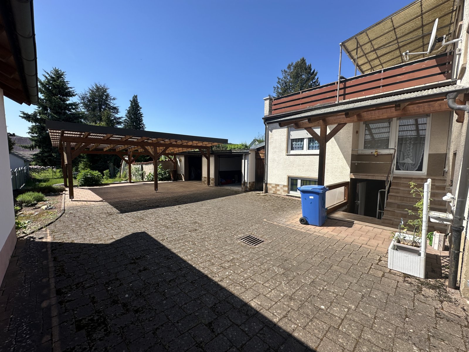 Hof und Carport-Garagen