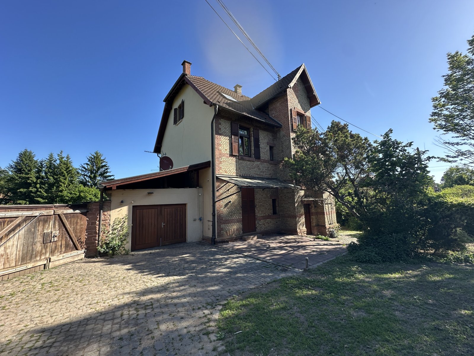 Villa-Garage-Garten