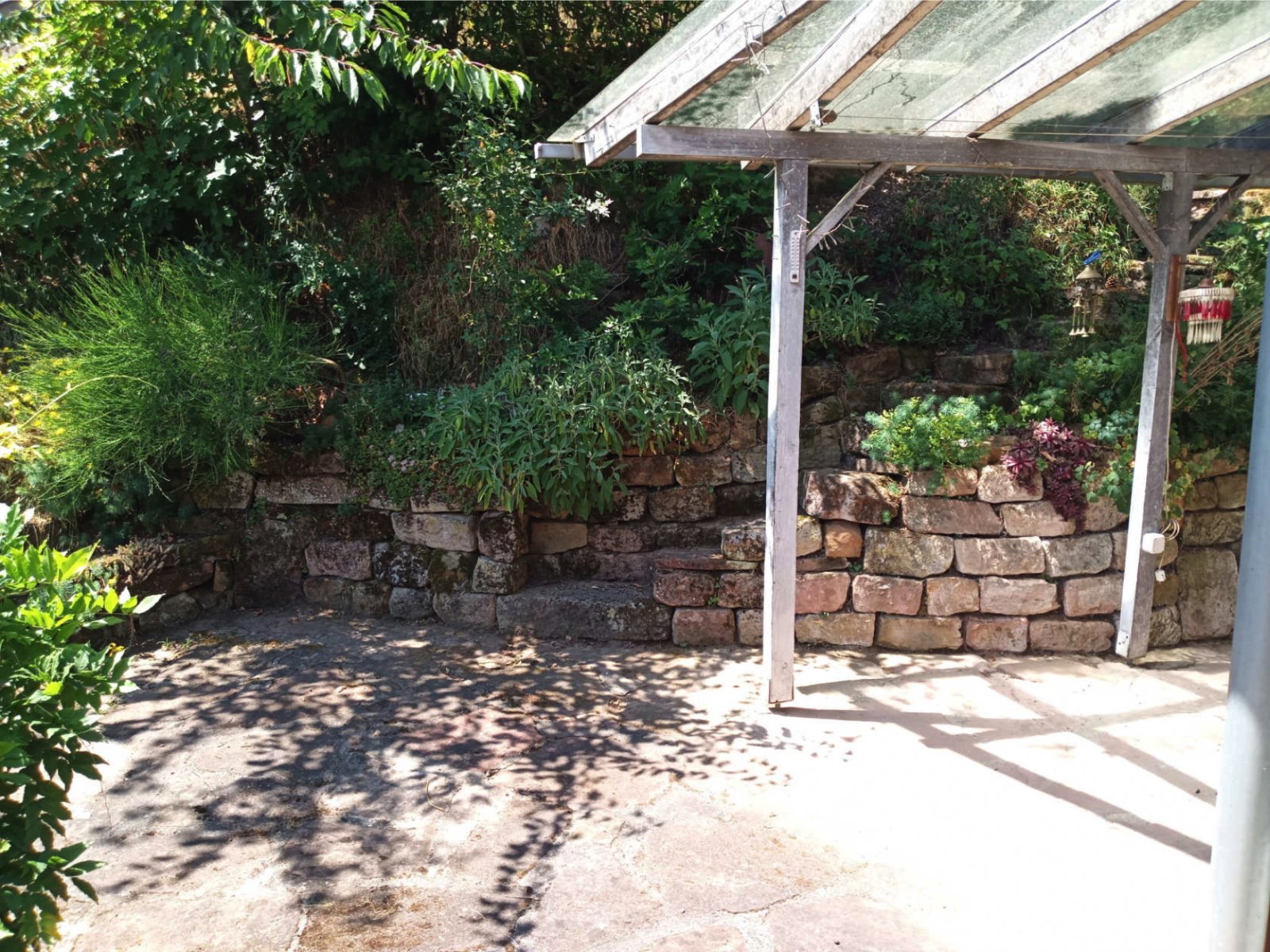 Plateau-Holzunterstand