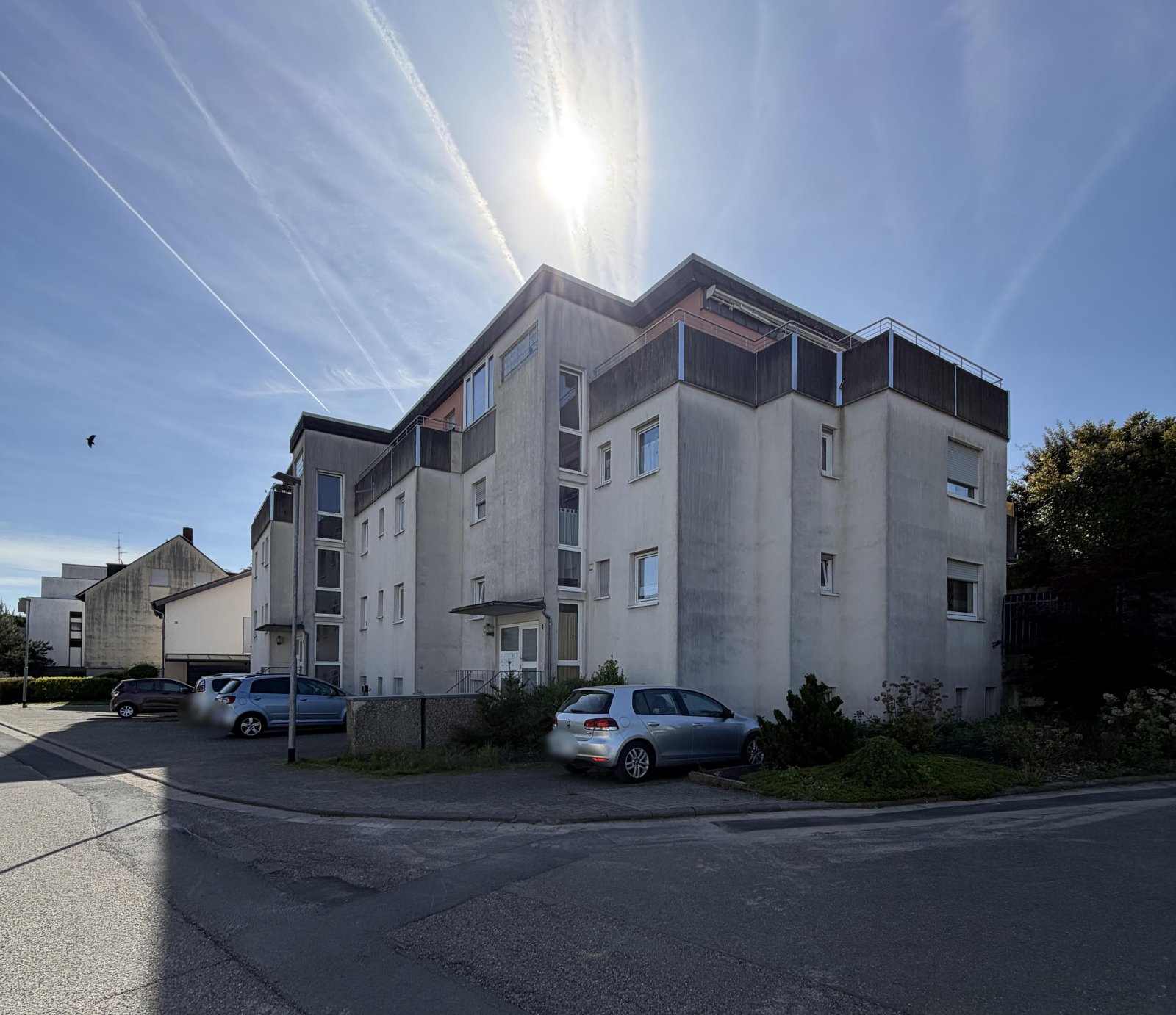 3-Zimmer-Wohnung zzgl. 1-Zimmer-Appartement mit Stellplatz und Garage 