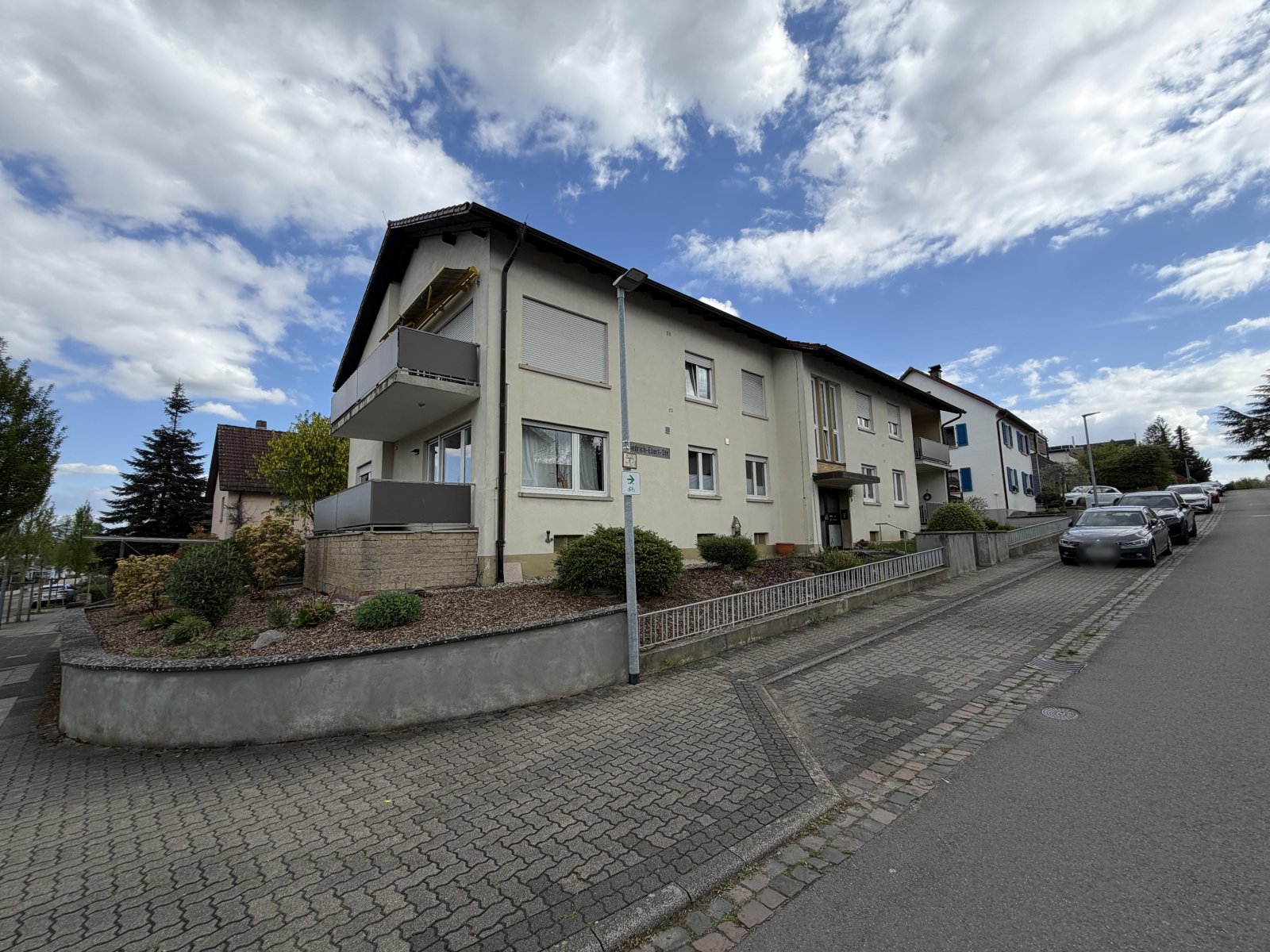 Modernisierte 3-Zimmer-Wohnung mit Garage, Balkon, Terasse und Gartenanteil 