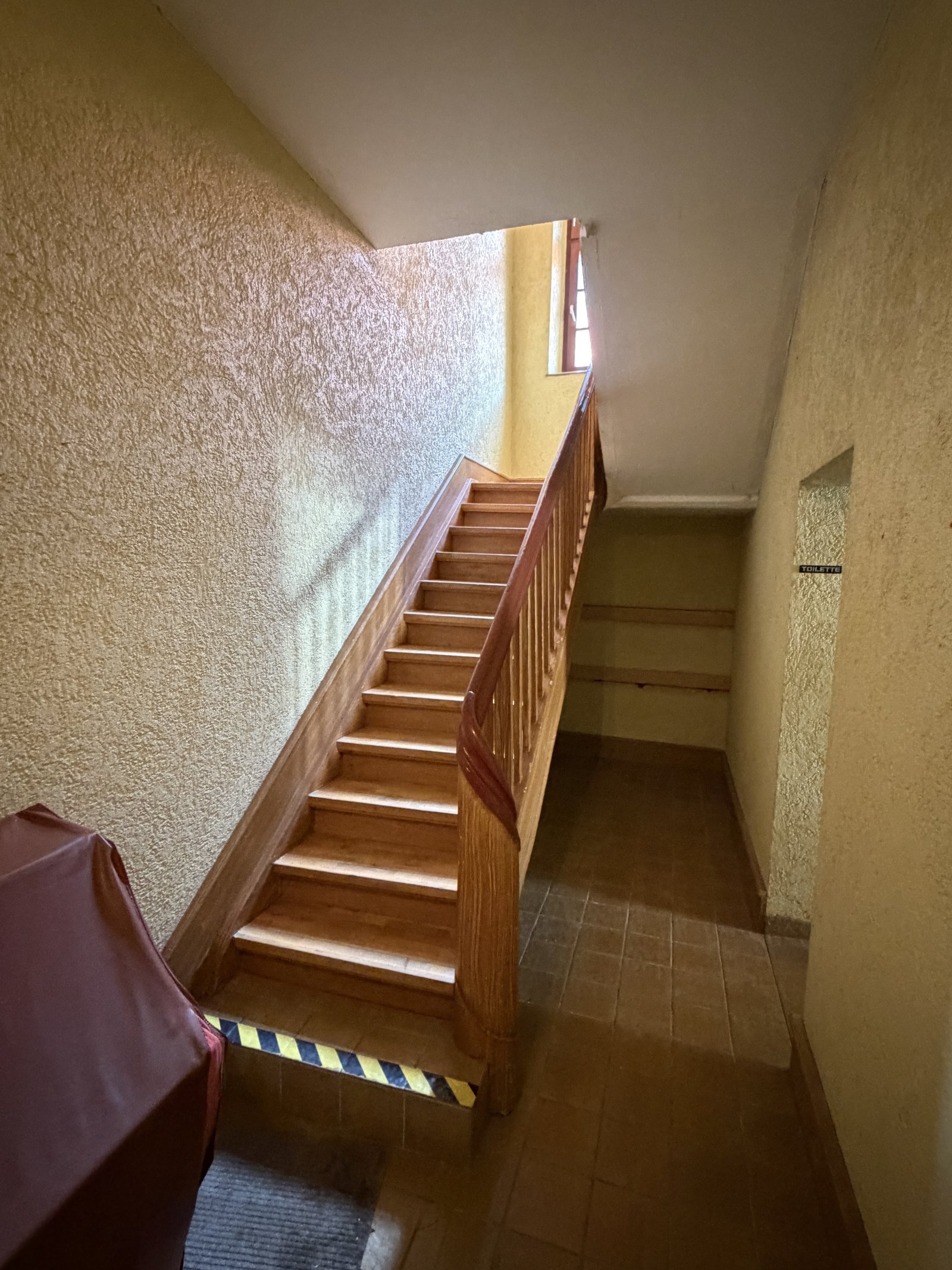 Flur mit Echtholztreppe ins OG Flur mit Echtholztreppe ins OG