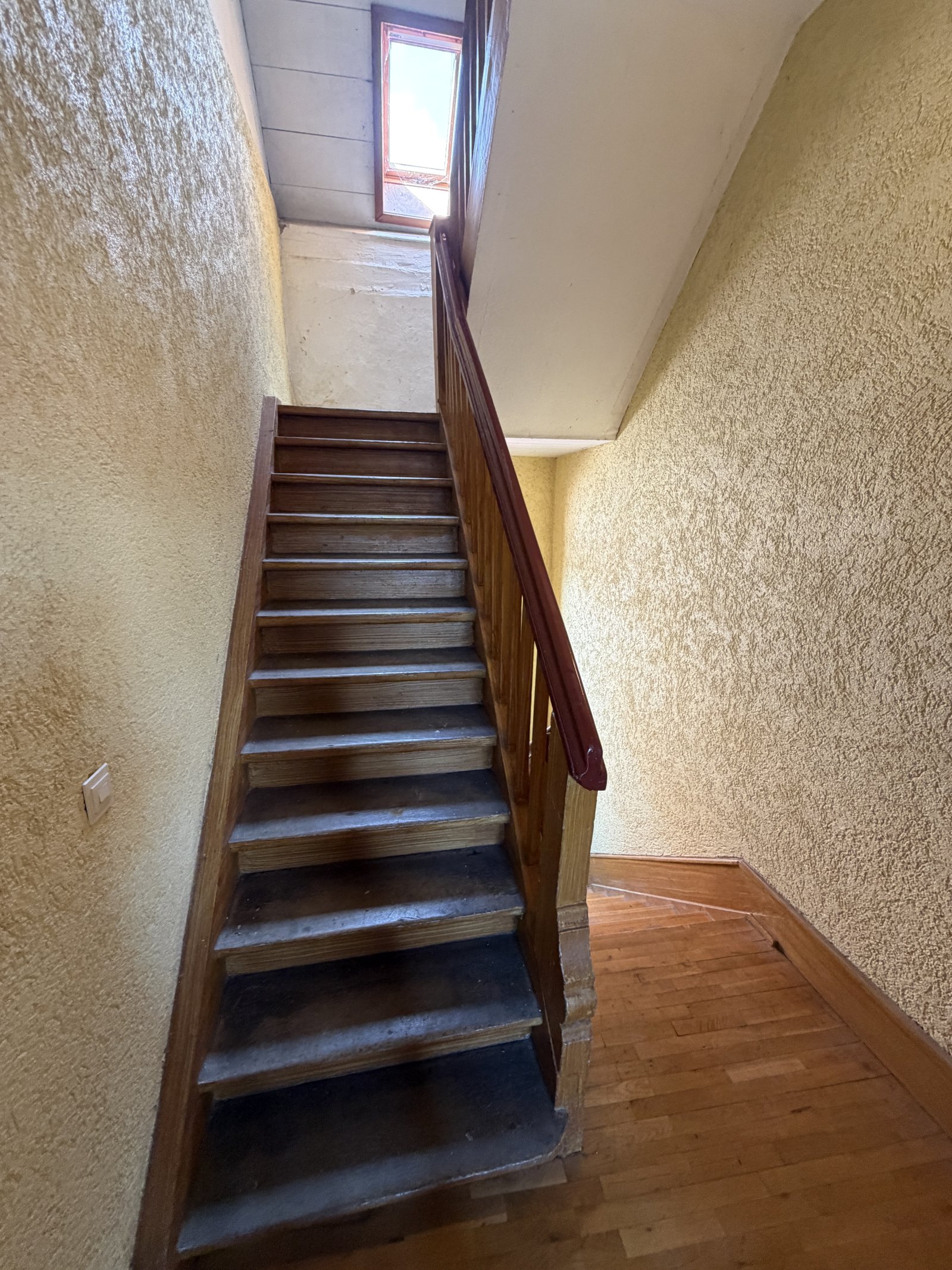 Echtholztreppe ins OG Echtholztreppe ins OG