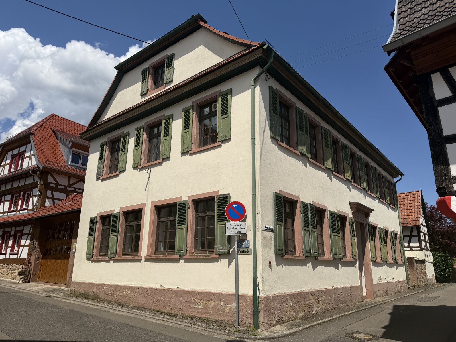 Schweigen-Rechtenbach: Ehemaliges Schulhaus mit Innenhof und Nebengebäuden-klassizistischer Baustil mit Denkmalschutz Schweigen-Rechtenbach: Ehemaliges Schulhaus mit Innenhof und Nebengebäuden-klassizistischer Baustil mit Denkmalschutz