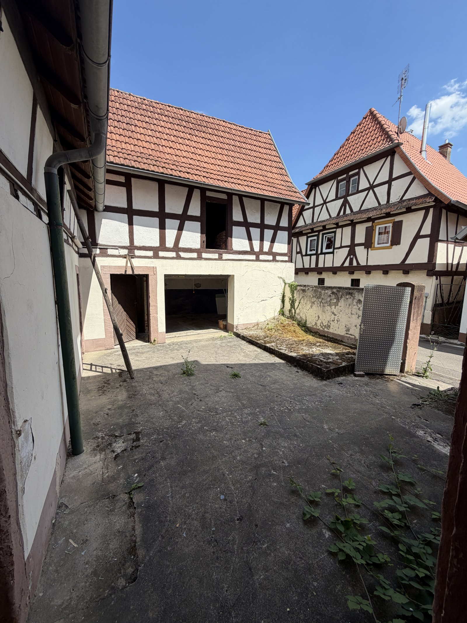 Innenhof mit Nebengebaueden Innenhof mit Nebengebaueden