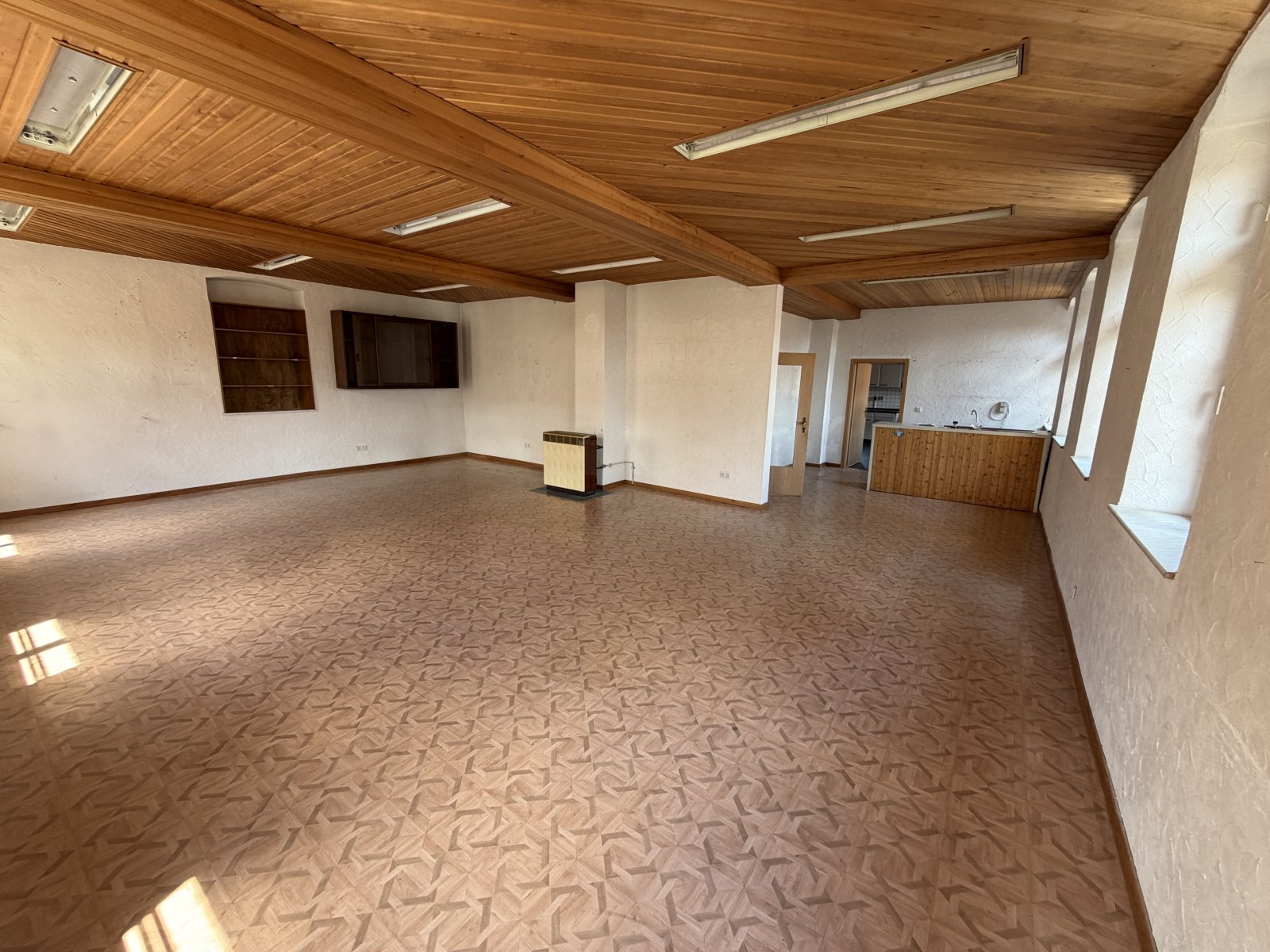 OG-ehem. Schulsaal mit Theke OG-ehem. Schulsaal mit Theke