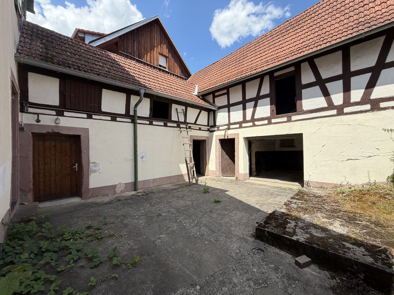 Innenhof und Nebengebaeude-Garage Innenhof und Nebengebaeude-Garage