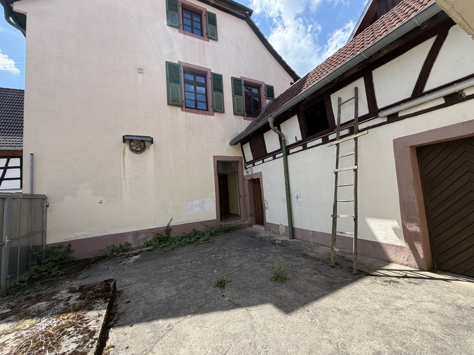 Schulhaus-Hof-Nebengebaeude Schulhaus-Hof-Nebengebaeude