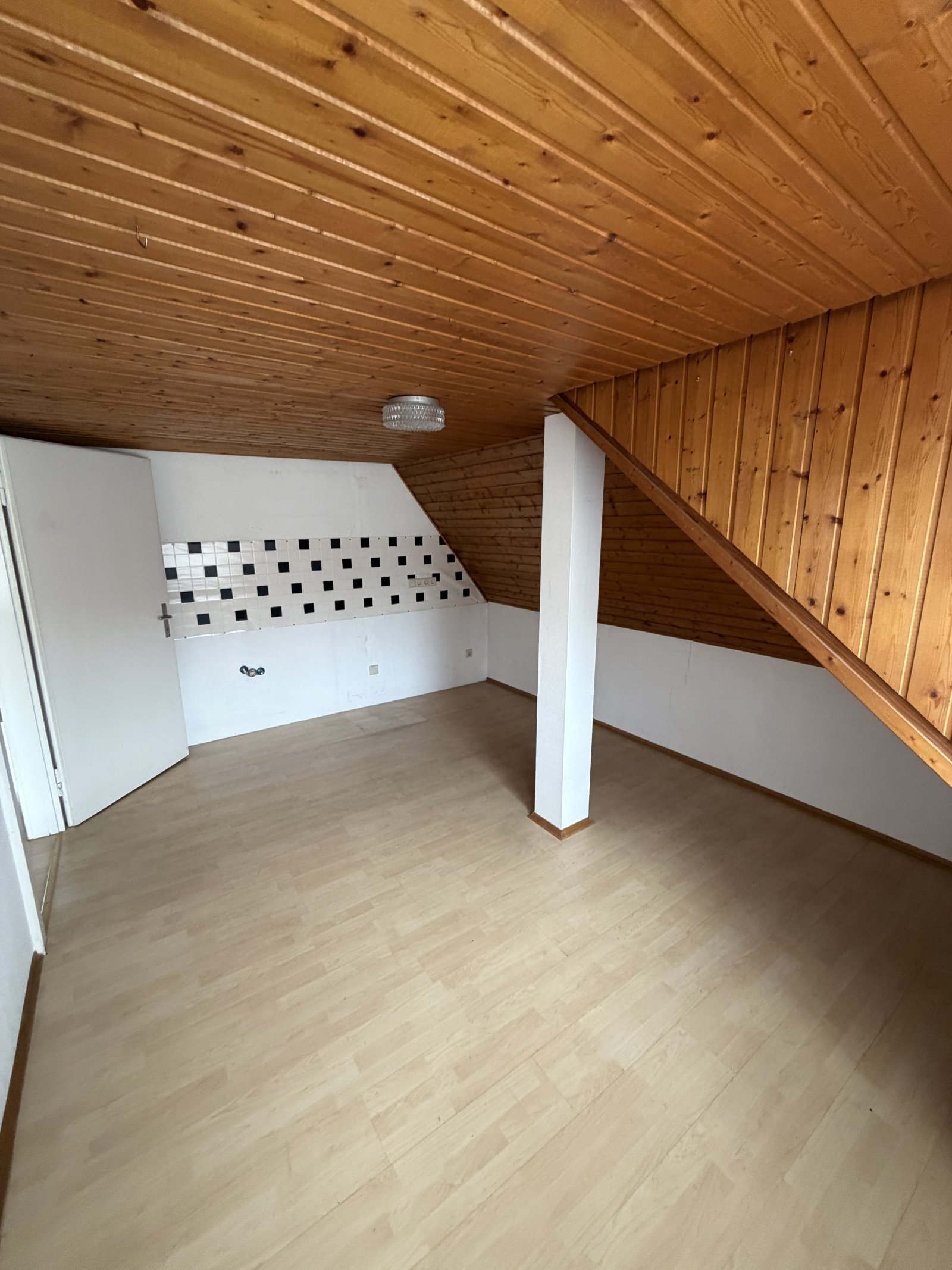 DG-Zimmer mit Kuechenanschluessen DG-Zimmer mit Kuechenanschluessen